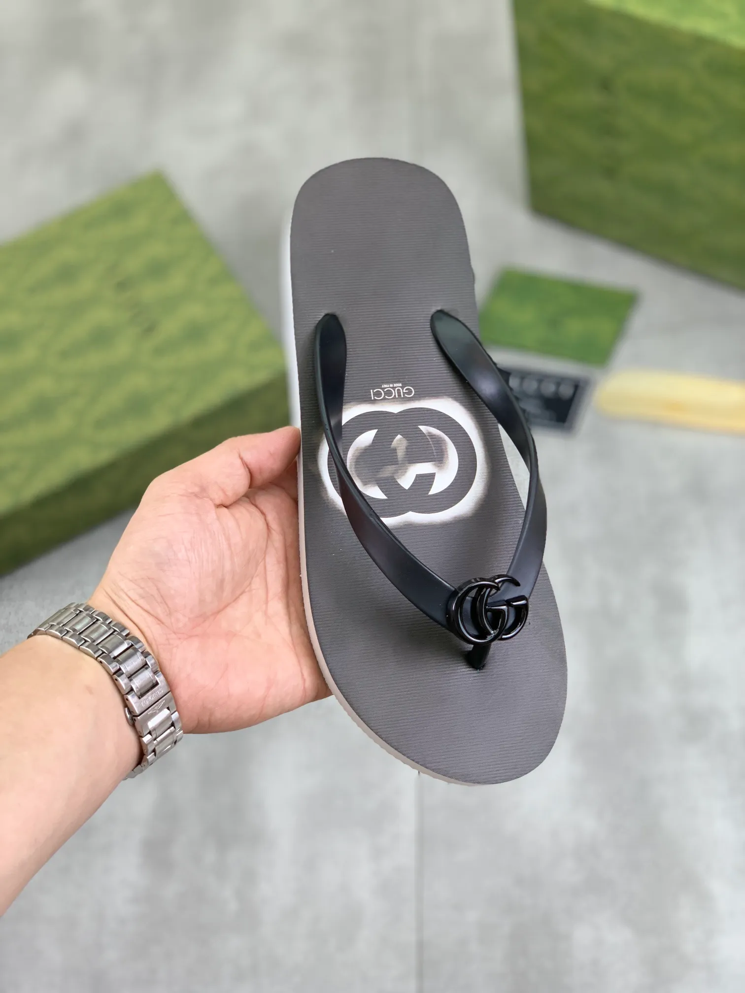 Men's men's shoes 💰P220💰【New style】🆘【GUCCI】Official website's popular Gucci adult couple 🧑‍🤝‍🧑 style, children's flip-flops are on sale at the counter simultaneously! Original fabric imported from Italy. Original bottom provided by the original factory. Size: Adult 36-45. Children’s size: 30-37. Multiple colors available.